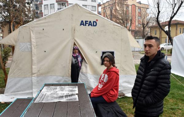 120 kişinin yaşadığı apartmandan 6 kişi kurtuldu