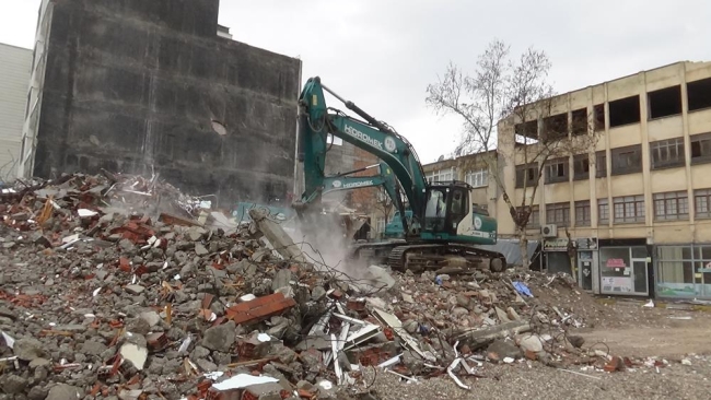 Enkaz kaldırma çalışmaları yağmura rağmen sürüyor
