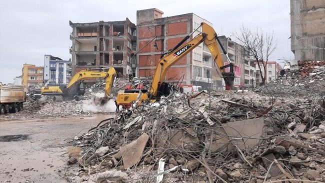 Enkaz kaldırma çalışmaları yağmura rağmen sürüyor