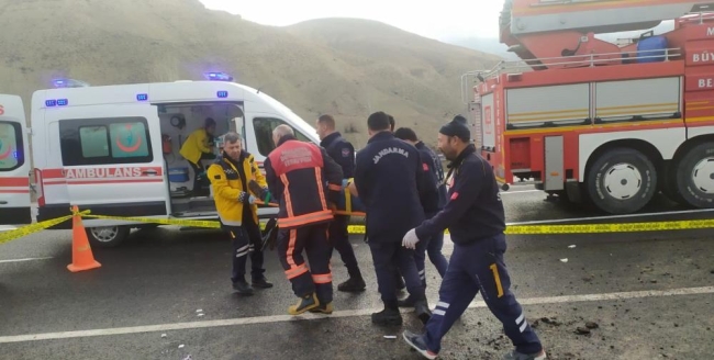Kontrolden çıkan araç bariyerlere çarptı: 2 ölü, 3 yaralı