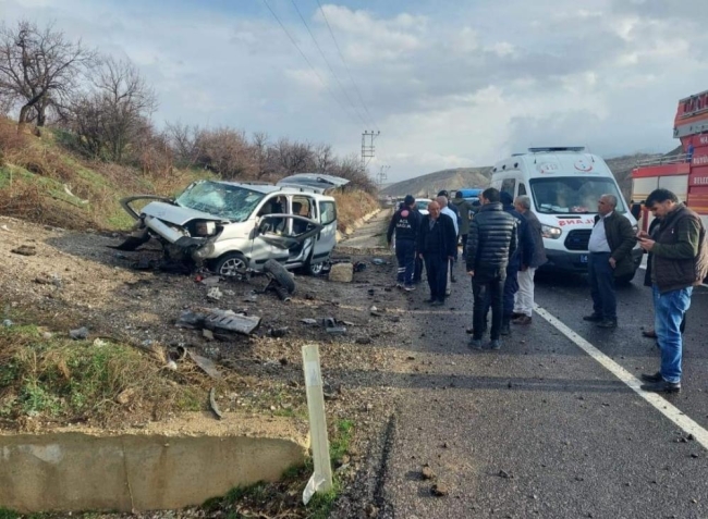 Kontrolden çıkan araç bariyerlere çarptı: 2 ölü, 3 yaralı