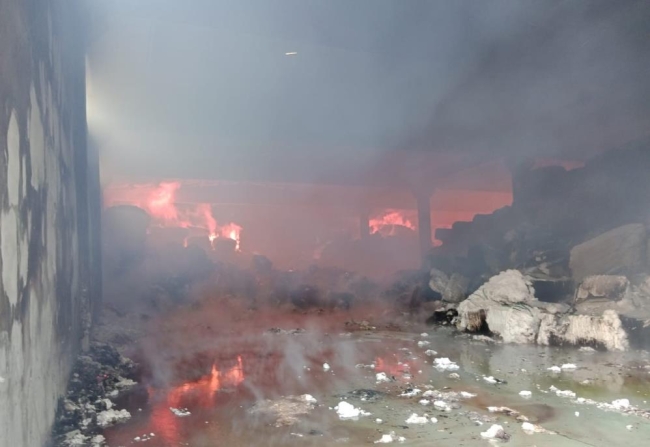 Deprem bölgesinde fabrika yangını paniği