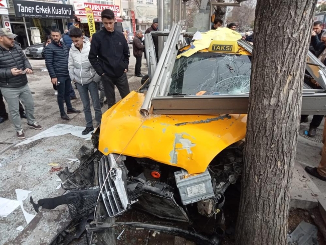 Yayalara çarpmamak için durağa daldı: Yaralılar var