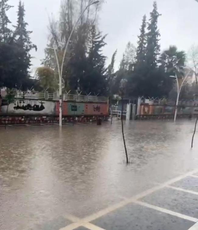 Sağanak yağışla vatandaşların zor imtihanı