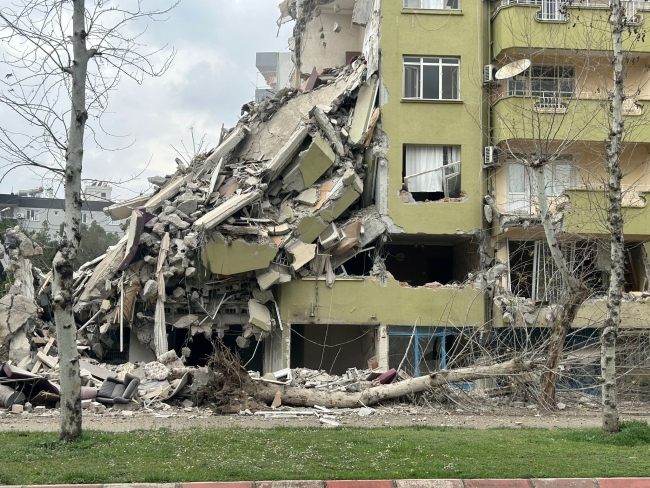 Adana'da ağır hasarlı binalar yıkılıyor