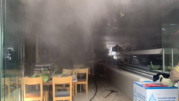 İstiklal Caddesi'ndeki yangın kiliseye sıçradı
