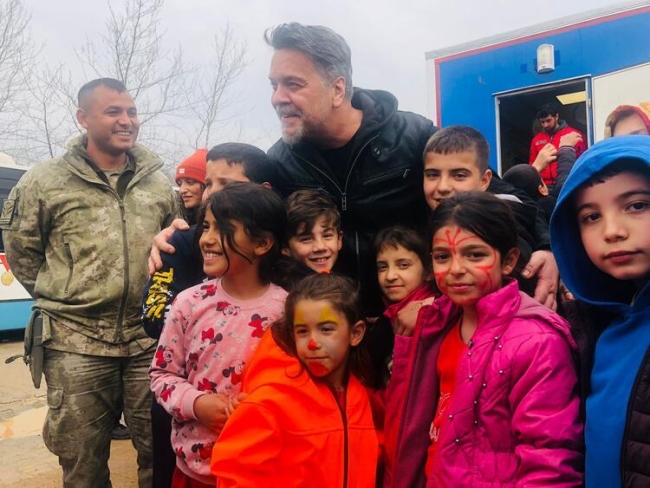 Ünlü şovmen Kahramanmaraş'ta minik yüzleri gülümsetti
