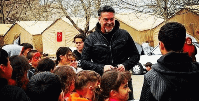 Ünlü şovmen Kahramanmaraş'ta minik yüzleri gülümsetti