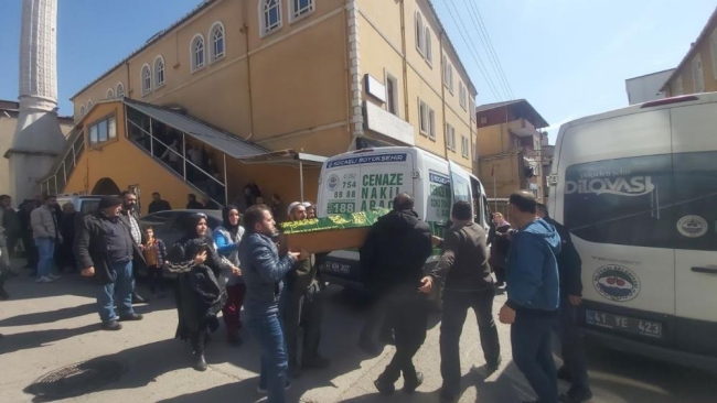Üzerine demir kapı düşen çocuk hayatını kaybetti