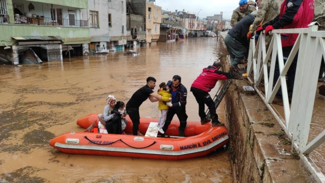 Deprem bölgesini sel vurdu: Can kaybı 10'a yükseldi