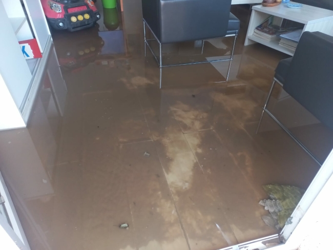 Ana isale hattı patladı, cadde suyla doldu