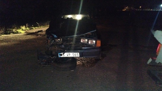 Bursa'da lastik tamiri için kenara çekilen araca, otomobil çarptı
