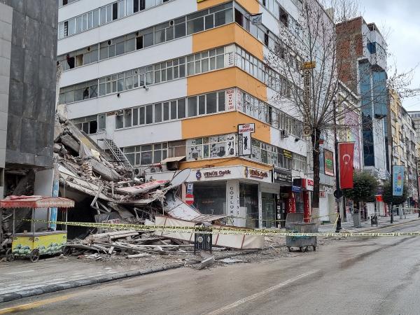 Malatya'da tahliye edilen bina kendiliğinden çöktü!