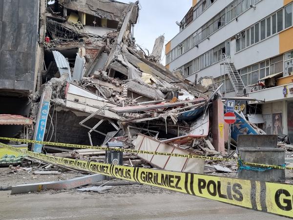 Malatya'da tahliye edilen bina kendiliğinden çöktü!