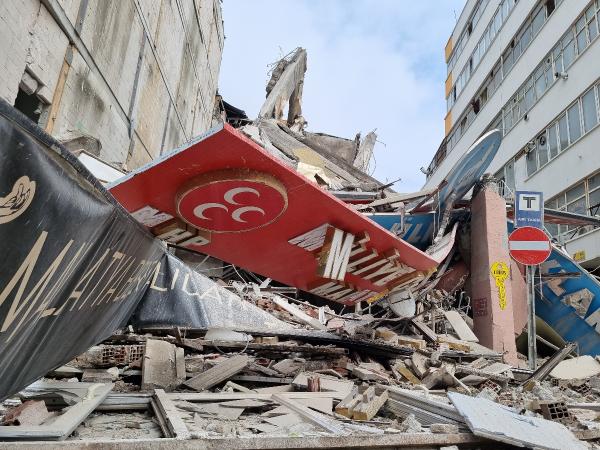 Malatya'da tahliye edilen bina kendiliğinden çöktü!