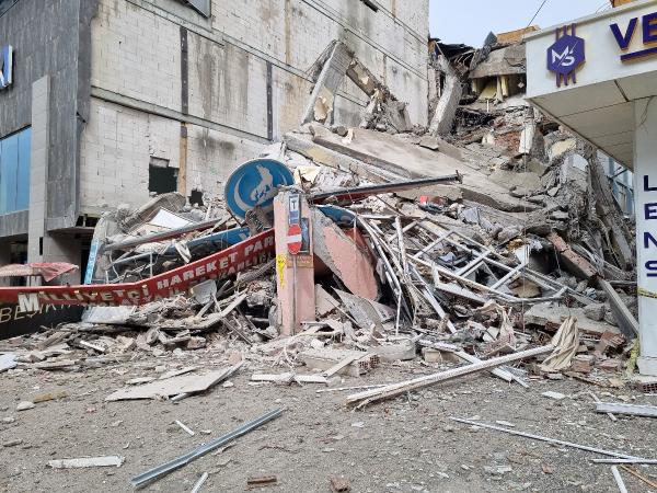 Malatya'da tahliye edilen bina kendiliğinden çöktü!