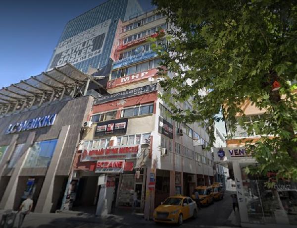 Malatya'da tahliye edilen bina kendiliğinden çöktü!