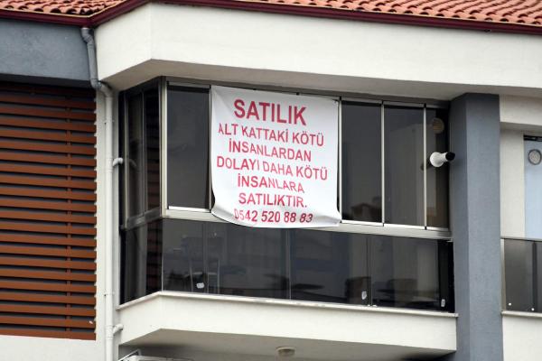 'Daha kötü insanlara satılıktır' yazısı asıp evini satışa çıkardı