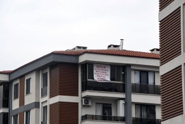 'Daha kötü insanlara satılıktır' yazısı asıp evini satışa çıkardı