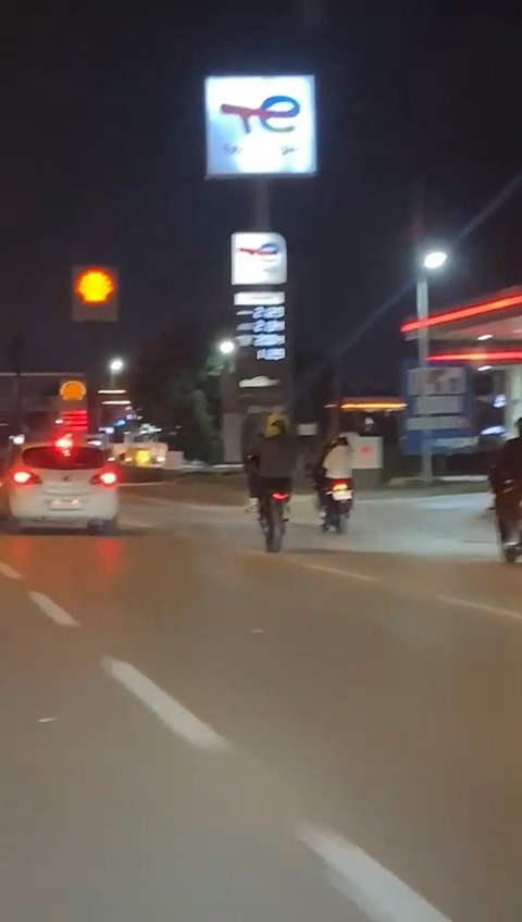 Bursa'da motosikletli gençlerin tehlikeli yolculuğu
