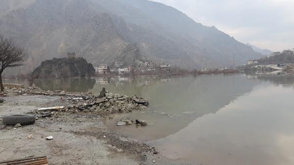 Sahipsiz mezarlar da suyun altında kalıyor