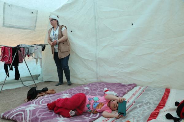 Depremden önce evden kovulan kadın ve kızı hayatta kaldı