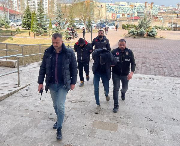 Sahaya girip futbolcuya saldıran taraftarlar adliyede