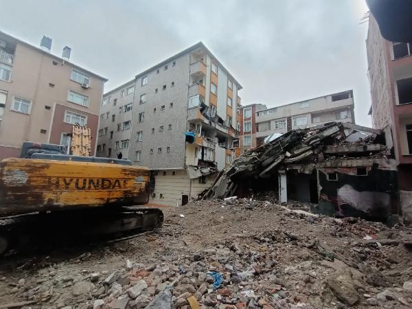 Yıkımı yapılan bina yan binanın üzerine çöktü