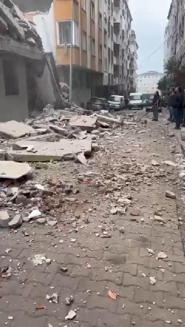 Yıkımı yapılan bina yan binanın üzerine çöktü