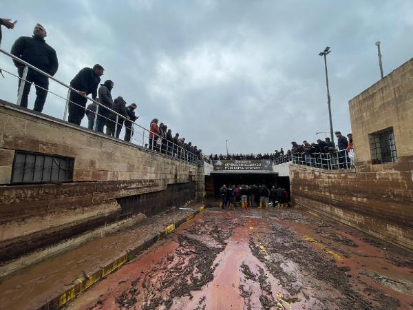 Şanlıurfa'da sel felaketinin izleri silinmeye çalışılıyor