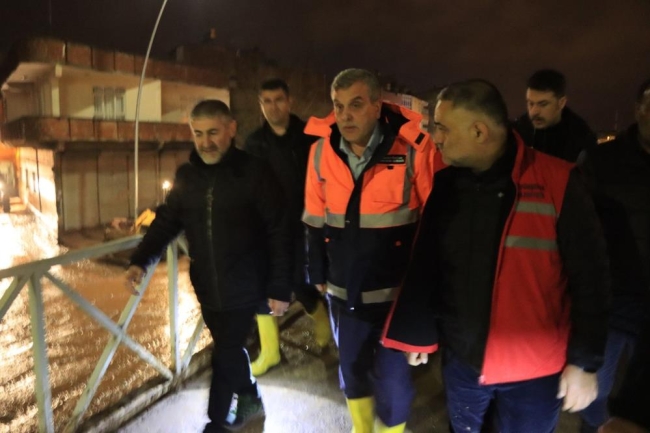 Şanlıurfa'nın cadde ve sokakları balçıktan arındırıyor
