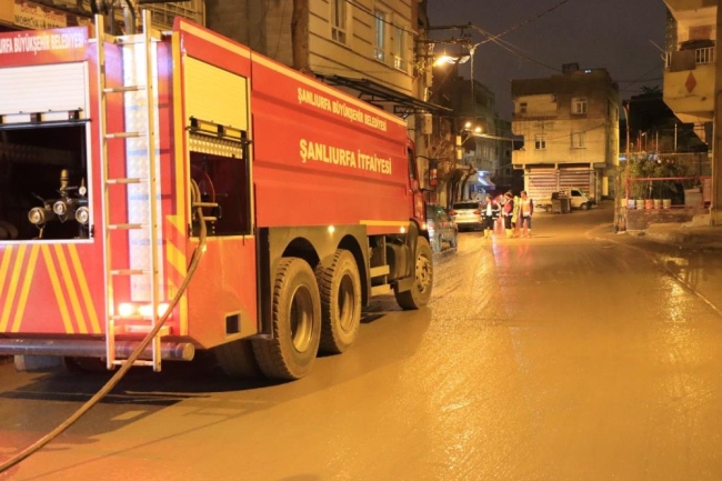 Şanlıurfa'nın cadde ve sokakları balçıktan arındırıyor