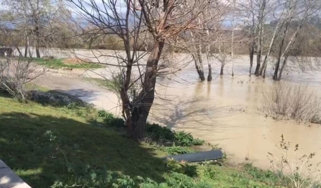 Antalya'da tarlalar ve yollar göle döndü