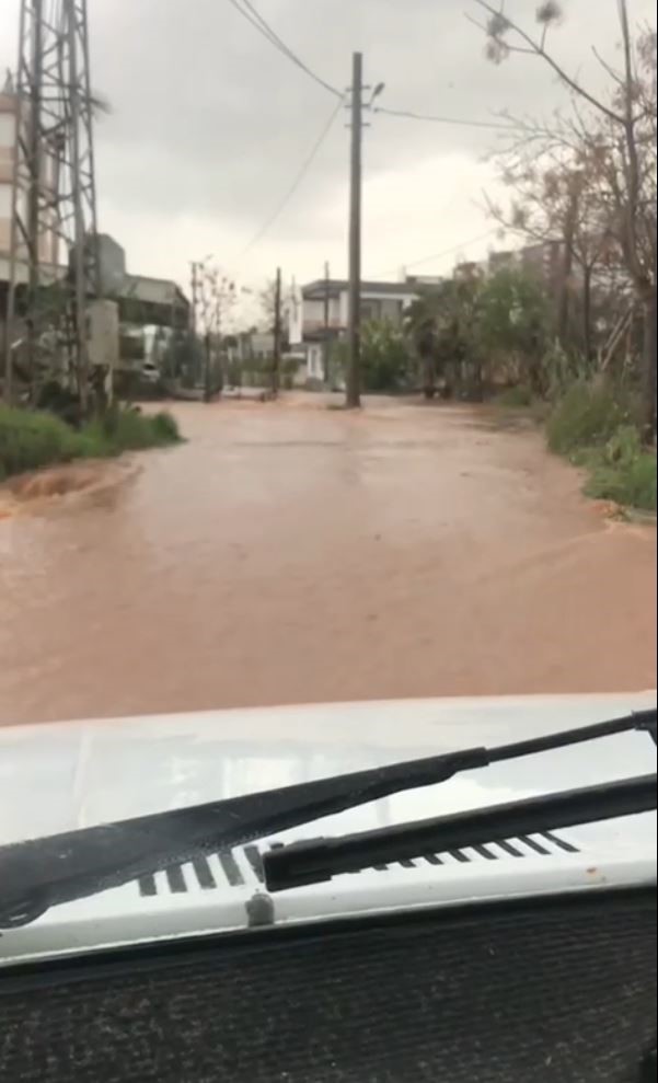 Antalya'da tarlalar ve yollar göle döndü