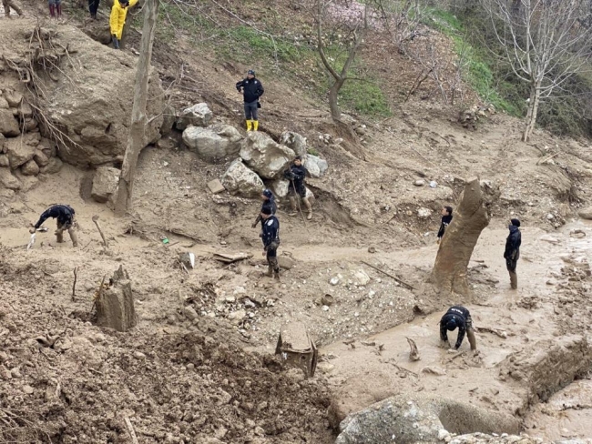 Selde kaybolan hamile kadın ve bebeği dere yatağında aranıyor
