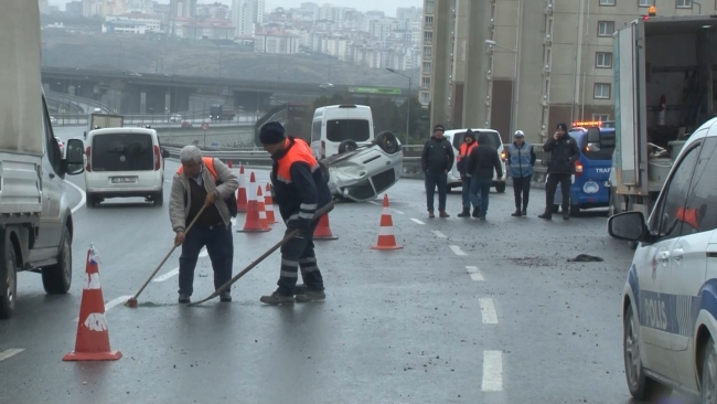 Yağmurlu hava kazaları da beraberinde getirdi