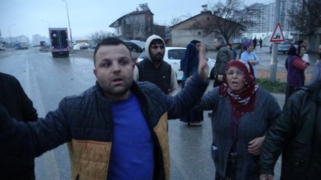 Depremzedeler ile nakliyecilerin taşlı sopalı kavgası
