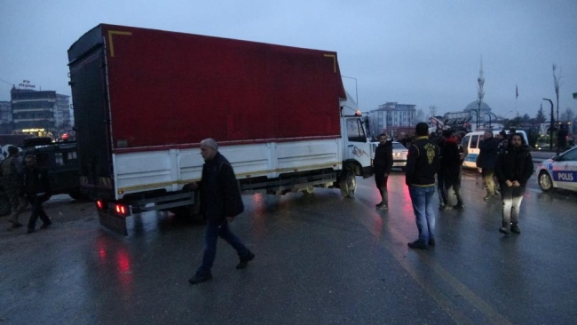Depremzedeler ile nakliyecilerin taşlı sopalı kavgası