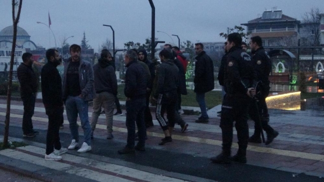 Depremzedeler ile nakliyecilerin taşlı sopalı kavgası