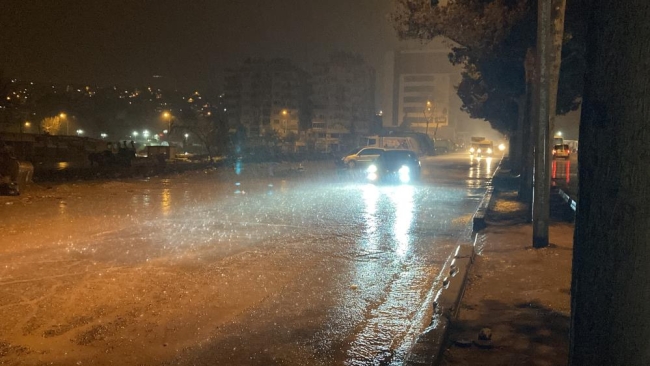 Deprem bölgesinde şimşekler geceyi gündüze çevirdi
