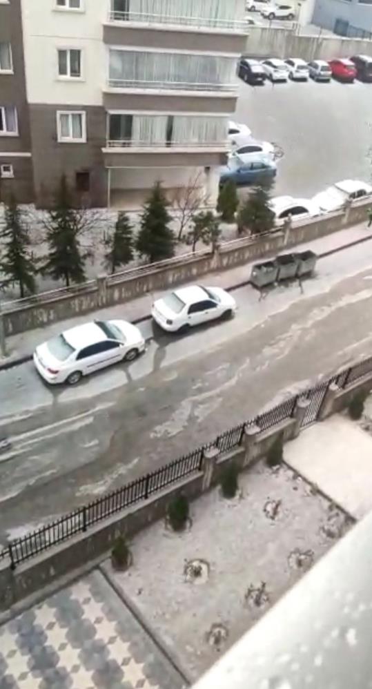 Başkent'te sağanak yağış ve dolu etkili oldu