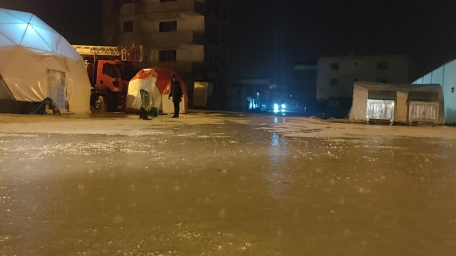 Depremin yıktığı kentte sağanak yağış paniği
