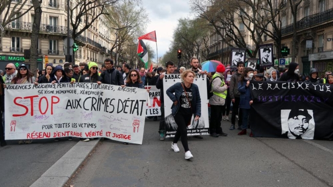 Paris'te polis şiddetine karşı protesto