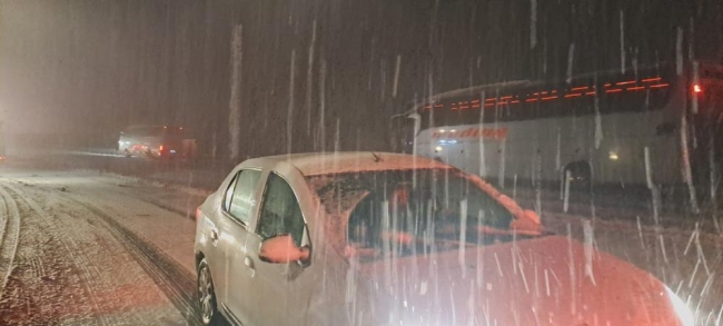 Kar yağışı nedeniyle trafik durma noktasına geldi