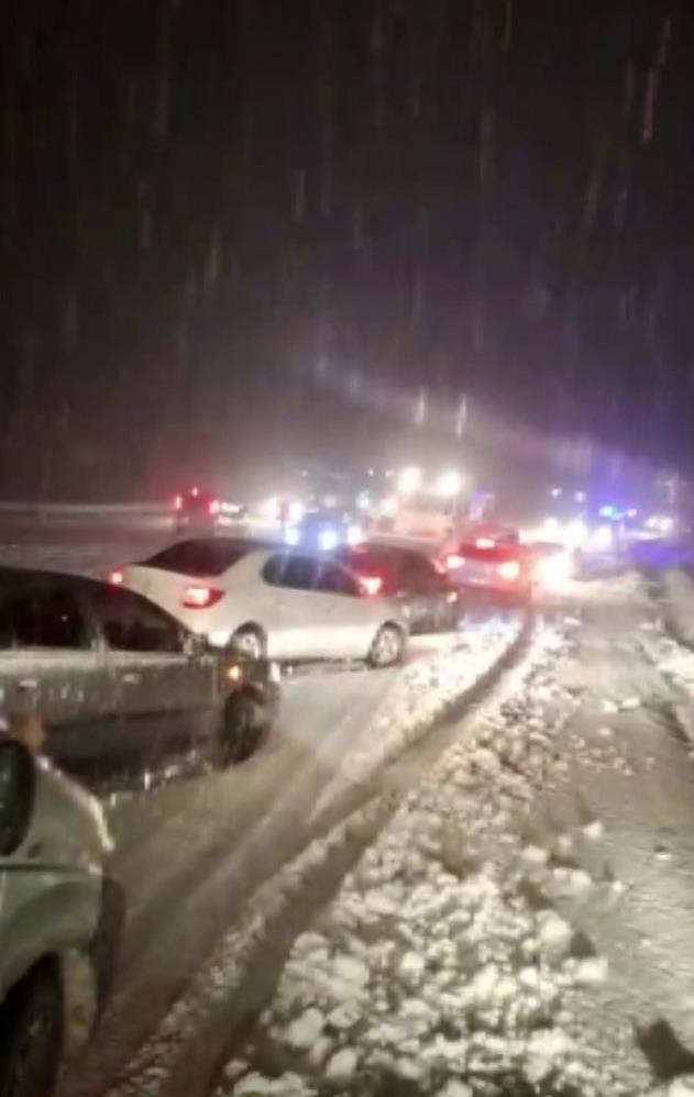 Kar yağışı nedeniyle trafik durma noktasına geldi