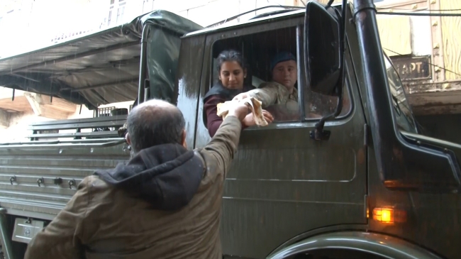 Şiddetli yağmurda hortumla çanak anten yıkadı