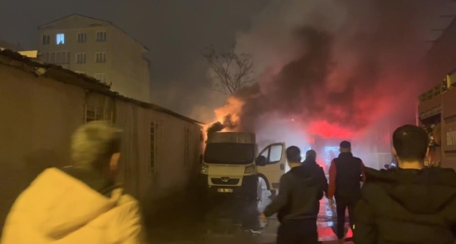 Bursa'da hurdalıkta çıkan yangın hortum deposuna sıçradı