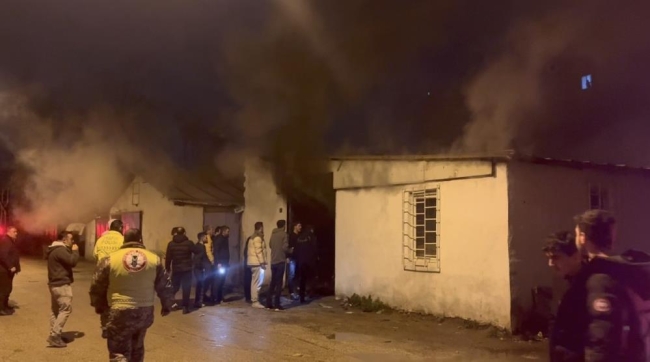 Bursa'da hurdalıkta çıkan yangın hortum deposuna sıçradı