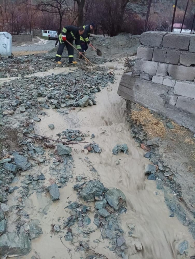 Erzincan’da taşkın paniği