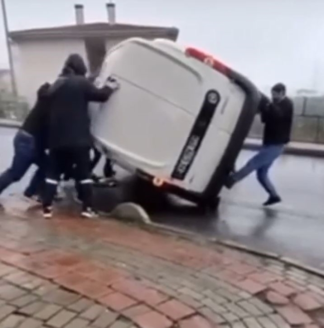 Yan yatan aracın altında kalmaktan son anda kurtuldu